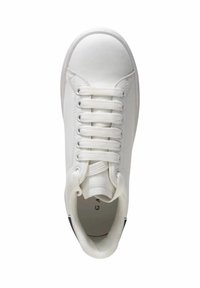 Sneaker bianco con una tomaia in sintetico liscio, punta arrotondata, design con lacci a sei fori e una sottile accentatura nera sul tallone.