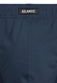 Granatowe męskie majtki o gładkiej fakturze, z elastycznym pasem i naszywką marki "ATLANTIC" z przodu.