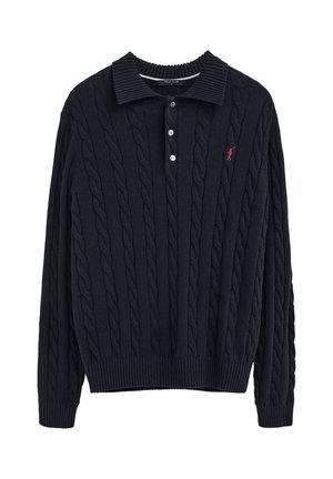 Marineblauer, langärmeliger Polo-Pullover mit Zopfmuster, geripptem Kragen, drei weißen Knöpfen und kleinem roten, gesticktem Logo auf der linken Brust.