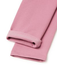 Světle růžová bavlněná mikina s rukávy, které mají jemné, skládací manžety a hladkou texturu; obsahuje žebrovanou pleteninu na lemu a má čisté zakončení.