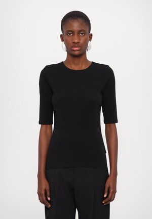 Svart kortermet topp laget av elastisk materiale, med rund hals og en tettsittende design, kombinert med høy midje sorte bukser.