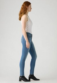 Levi's® SHAPING PATTER - Vaqueros pitillo - soft clean white