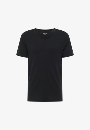 Fekete, rövid ujjú póló könnyű pamutból. V-alakú nyakkivágással és diszkrét logóval a mellkason. Sima textúra, klasszikus fazon.