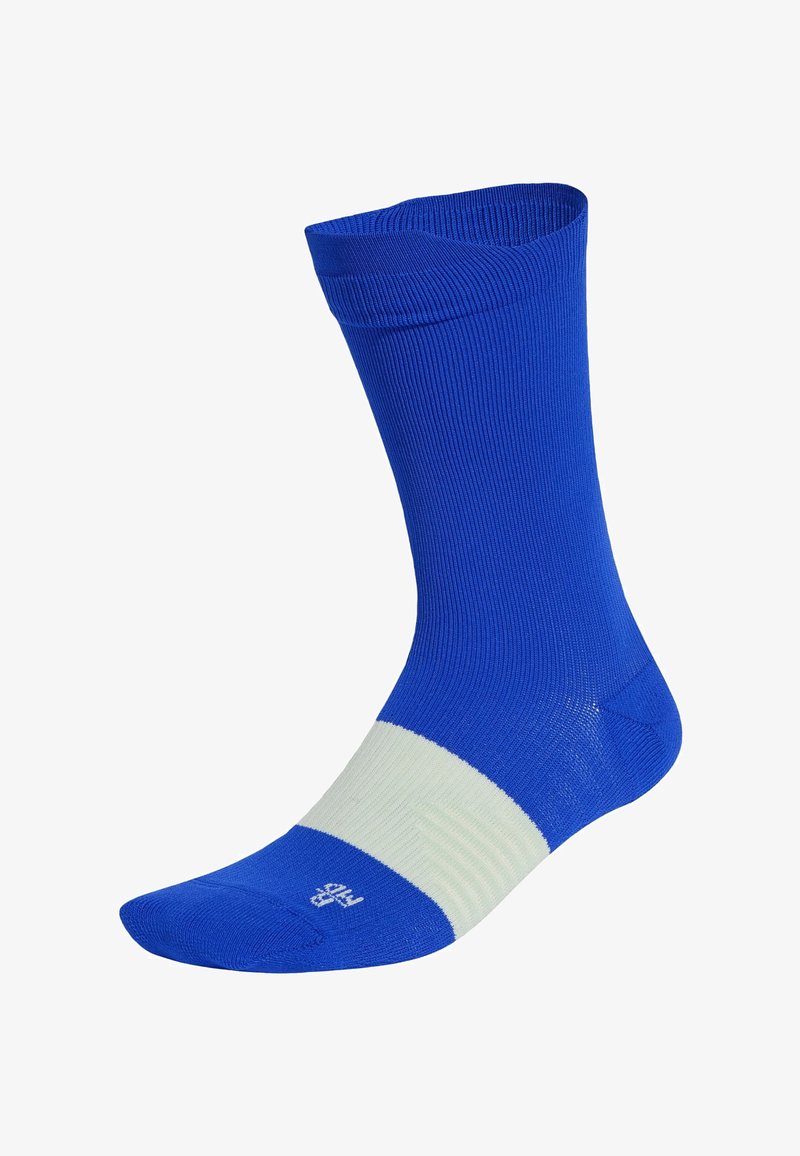 Blauwe crew sok van ribmateriaal, met een witte horizontale streep ter hoogte van de kuit en een verstevigde teen.