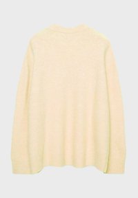 Hellbeiger Pullover mit rundem Ausschnitt, langen Ärmeln und gerippten Säumen. Weiche Textur mit leicht lockerer Passform und ohne sichtbare Muster.