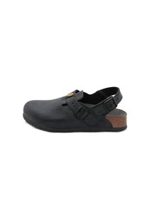 Schwarze Lederclogs mit verstellbaren Riemen, einem Korkfußbett und strukturierten Oberflächen. Merkmale sind ein stabiler Absatz und eine Gummisohle für guten Halt.