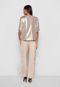 BOSS ESENS - Trükipildiga T-särk - medium beige