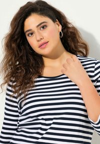 Blau-weiß gestreiftes Langarmshirt mit Rundhalsausschnitt, gerippter Textur, lockerem Schnitt und subtilen Schulterdetails.