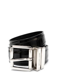Czarny skórzany pasek w wzór krokodyla, owinięty srebrną prostokątn�ą klamrą i metalowym zapięciem z wygrawerowanym napisem "MICHAEL KORS" na białym tle.