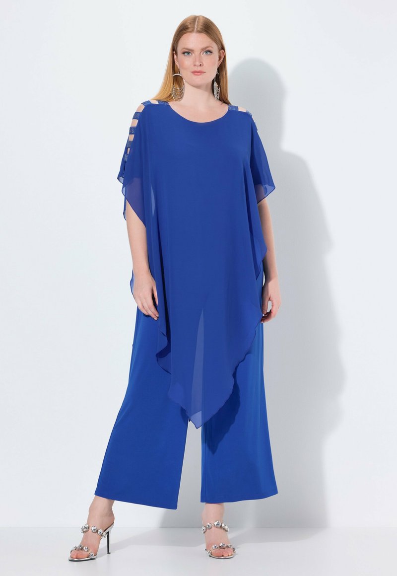 Haut en chiffon bleu avec des détails de cut-out aux épaules, associé à un pantalon large bleu. Présente un tissu fluide et une silhouette décontractée.