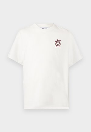 Fehér, rövid ujjú póló a bal mellrészen egy kis bordó grafikával, amely egy kalapot viselő rajzfilmszereplőt ábrázol.