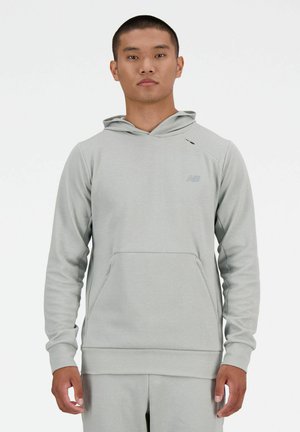 Hellgrauer Kapuzenpullover mit einer Vordertasche, weicher Textur und kleinem Logo auf der Brust. Minimalistisches Design und taillierte Bündchen.