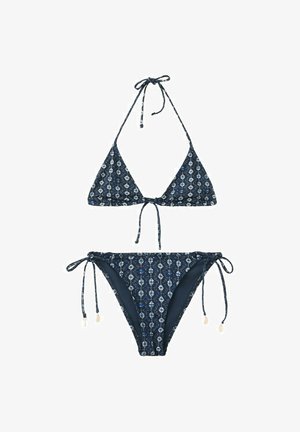 Bikini blu navy con motivi geometrici bianchi e blu, top a triangolo con collo all'americana e lacci, slip abbinati con laccetti laterali e piccoli dettagli a conchiglia.