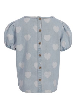 Lichtblauw denim blouse met korte mouwen, witte hartpatronen en een rij bruine knopen aan de achterkant, met opgeblazen mouwen en elastische manchetten.