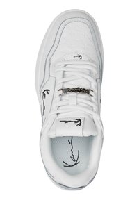 Baskets blanches en cuir, avec un motif gaufré, des accents graphiques noirs, un bout rond et un détail de lacet en métal.