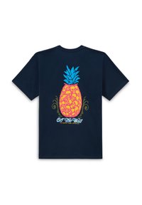 Granatowa koszulka z krótkim rękawem z kolorową grafiką ananasa z niebieskimi liśćmi i żółtym korpusem, ozdobiona czaszkami i zielonymi zdobieniami.