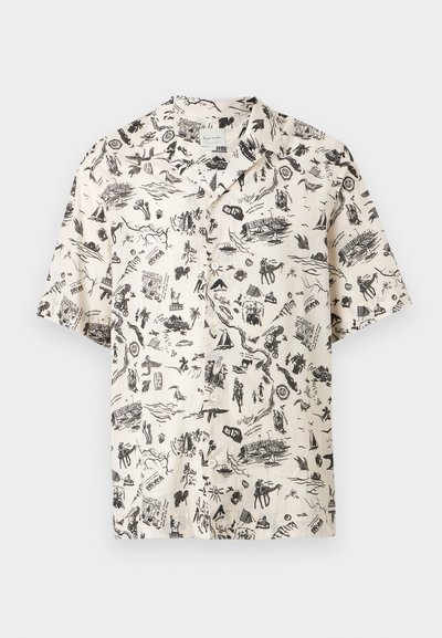 Κοντομάνικο λευκό πουκάμισο με μαύρα αφηρημένα σκίτσα ταξιδιωτικού θέματος που περιλαμβάνουν πλοία, κάμερες, ανθρώπους και τοπία, με κουμπιά μπροστά και γιακά.