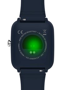 Tamno plavi pametni sat s IP68 otpornim na vodu, zaobljenog kvadratnog oblika, zelenim senzorom, logotipom i srebrnim gumbom sa strane.