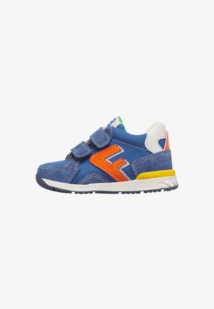 Blauer Kindersneaker mit orangefarbenem Logo, doppelten Klettverschlüssen, weiß-gelber Sohle und grünem Innenfutter.