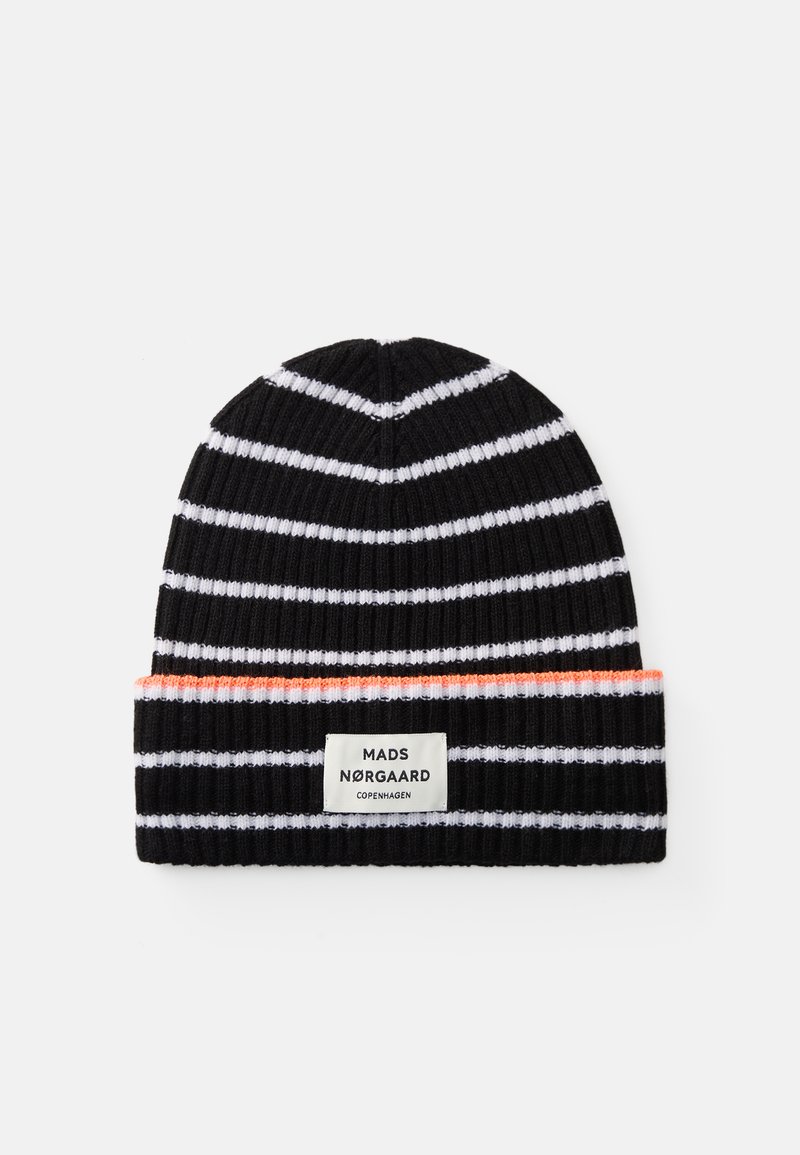 Beanie a righe bianco e nero con una striscia di accento arancione, dotato di un'etichetta che recita "MADS NØRGAARD COPENHAGEN."