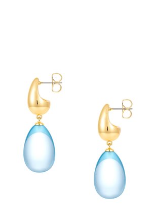 Ohrstecker in Goldoptik mit glatten, unregelmäßigen Formen, die durchscheinende blaue Anhänger in Tropfenform halten.