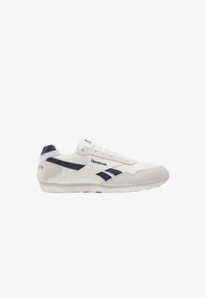 Witte en marineblauwe Reebok-sneaker met suède neuskap, veterontwerp en retro zijstrepen.
