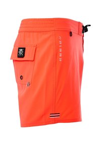 Felle oranje zwembroek met een elastische tailleband, zijzak en een klein logopatch. Voorzien van contrasterende zwarte en witte accenten.