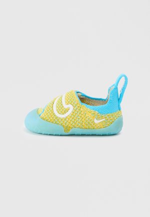 Scarpe Nike slip-on di colore verde lime e blu con una tomaia testurizzata, un interno imbottito e una suola in gomma traslucida. Presenta un logo bianco.