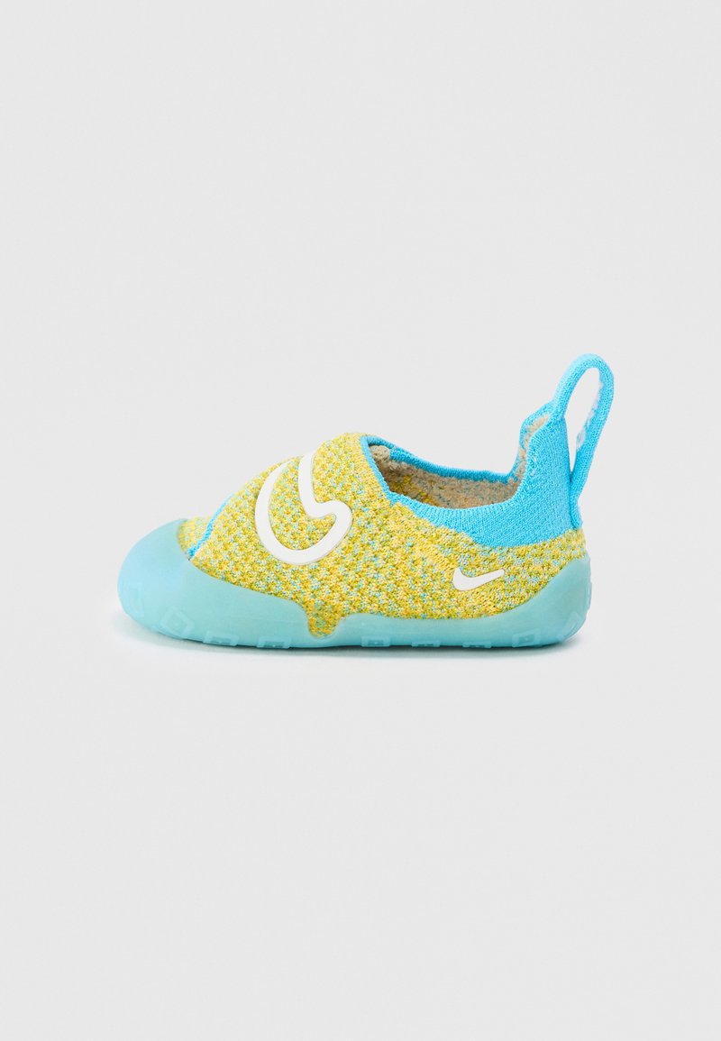 Svijetlozeleni i plavi Nike slip-on tenisice s teksturiranim gornjim dijelom, udobnim interijerom i prozirnom gumenom potplatom. Sadrži bijeli logo.