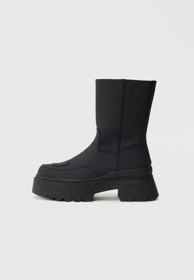 Čierna členková obuv s hrubou platformovou podrážkou, vyrobená z hladkého syntetického materiálu. Má vyšívané detaily a logo po boku.