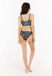 Monivärinen bikinit, joissa on geometrisia kuvioita, sisältävät turkoosin olkaimen bralette-mallin ja siihen sopivat matalahaiset alaosat, jotka on valmistettu sileästä ja joustavasta kankaasta.