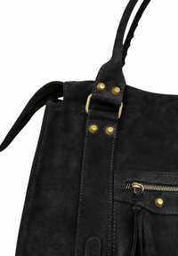Sac en daim noir avec une surface texturée, doté d'une poche à zip et d'accessoires en métal doré. La bandoulière tressée ajoute une touche de détail.