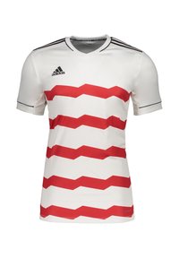Witte trui met rood chevronpatroon, V-hals, korte mouwen, zwarte accentstrepen op de schouders, gemaakt van ademend materiaal.