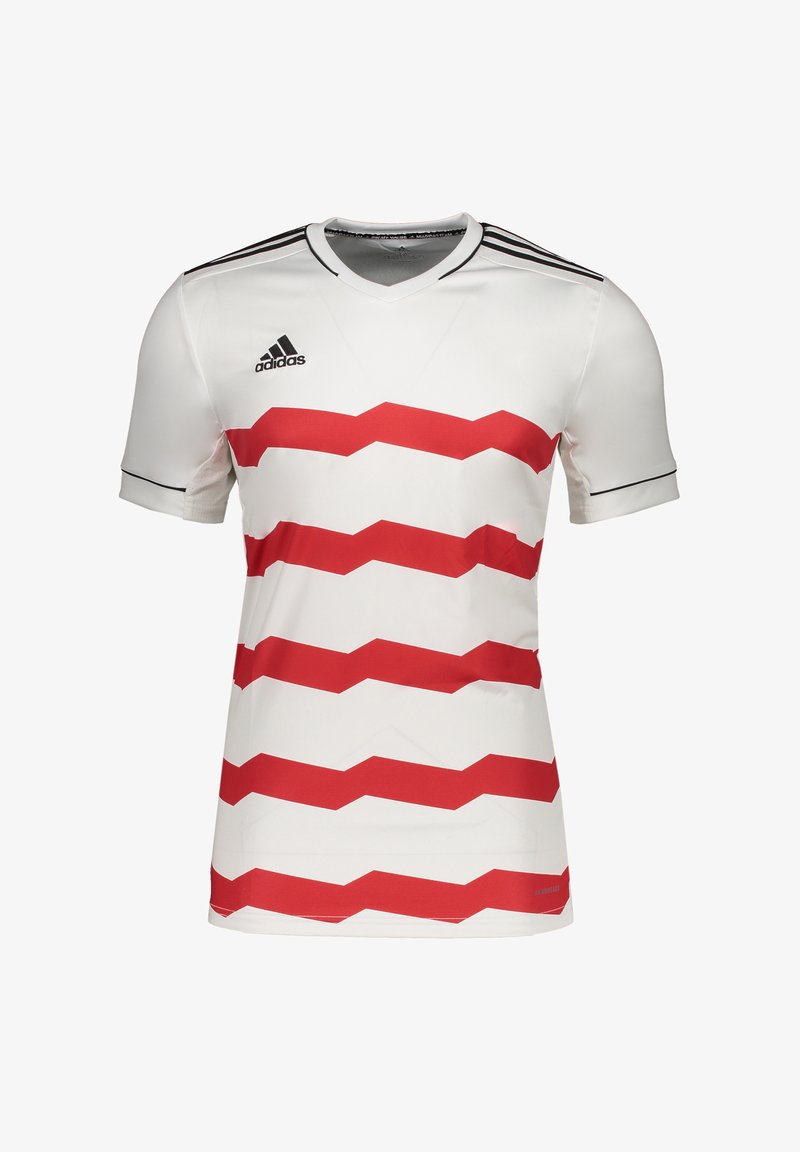 Weißes Trikot mit rotem Chevron-Muster, V-Ausschnitt, kurze Ärmel, schwarze Akzentstreifen auf den Schultern, aus atmungsaktiver Stoff.