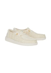 Scarpe beige con lacci, realizzate in tessuto testurizzato con motivi geometrici e suola in gomma bianca. Presentano dettagli gialli vicino ai lacci.