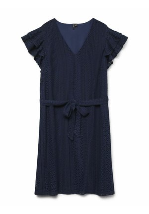 Tamsiai mėlyna suknelė su V formos iškirpte, trumpomis volanėlėmis ir tekstūriniais nėriniais. Į komplektą įeina atitinkamas diržas juosmens reguliavimui.