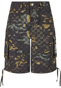 Cargo shorts in camouflage fabric featuring dark grey, green, and yellow patterns. Includes side pockets and adjustable drawstrings.