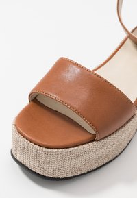 Vagabond Platform sandals - tan