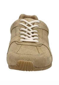 Beige suède sneaker met witte veters, ronde neus, gevoerde kraag en een gestructureerde rubberen zool. Heeft subtiele stikselaccenten en een klassieke vorm.