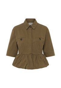 Chemisier marron à manches courtes avec col, deux poches poitrine à boutons et taille peplum froncée.