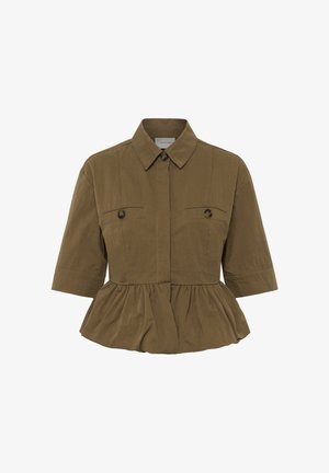 Pruun, lühikeste varrukatega nööbitav pluus kraega, kahe rinnatasku ja nööpidega ning volangidegapepluumvööga.