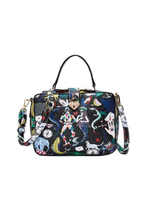 Rechteckige Handtasche mit bunten surrealen Illustrationen, darunter eine Harlekinfigur, eine Meerjungfrau, ein Kompass, eine Katze und ein herzförmiges Schloss.