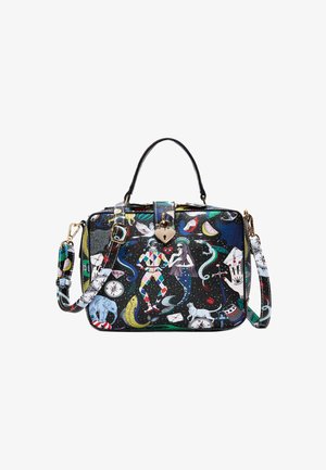 Bolso rectangular con ilustraciones surrealistas coloridas que incluyen una figura de harlequín, sirena, brújula, gato y un candado en forma de corazón.