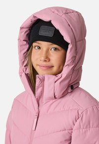 Lyserød dunjakke med stor hætte, ribstrikket sort hue og lynlåslukning foran. Jakken har vandrette syninger og en glat tekstur.