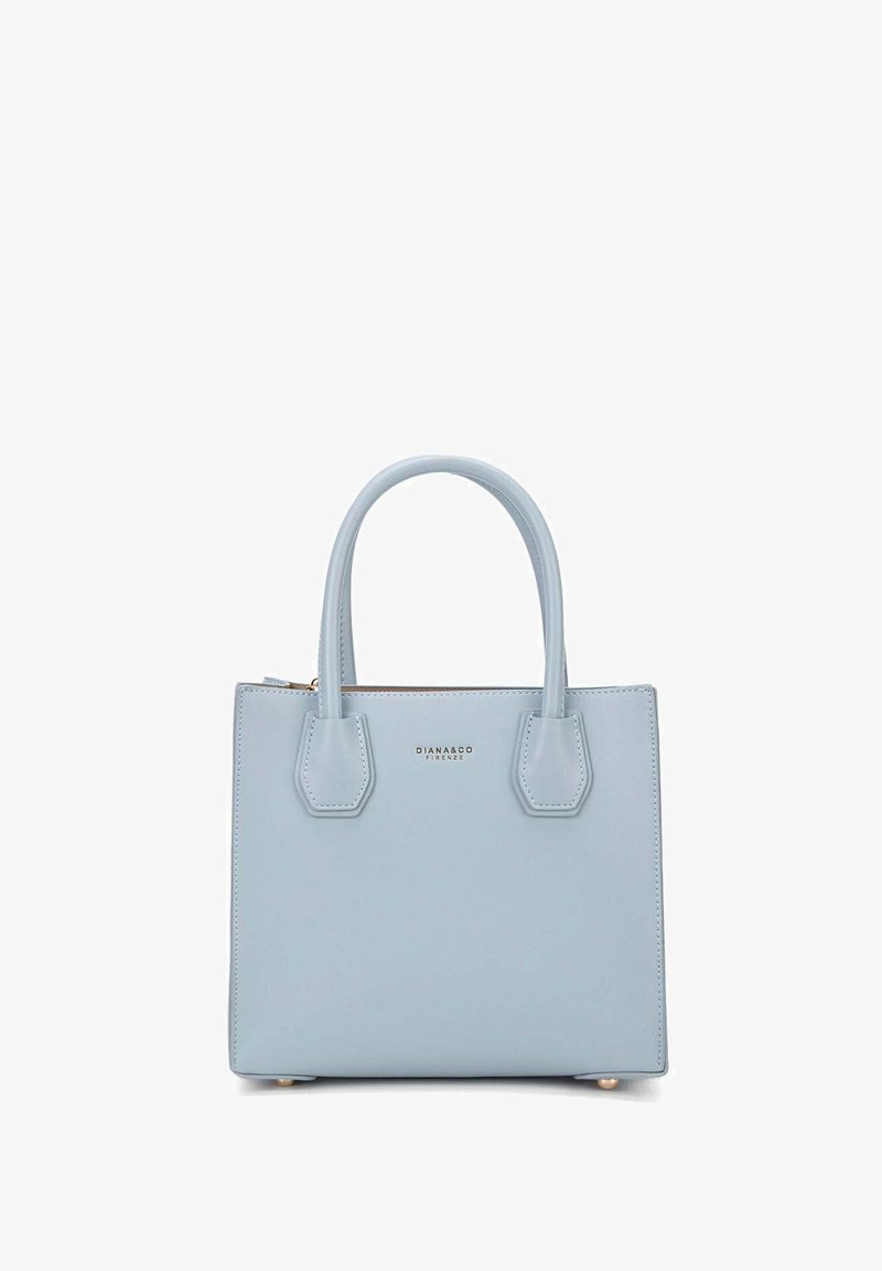 Borsa a tracolla in pelle azzurro chiaro con una forma quadrata strutturata. Presenta due manici corti e una chiusura a zip. Design minimalista con accenti del logo.