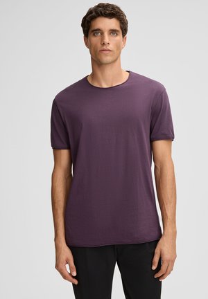 T-shirt violet à manches courtes en tissu doux, avec un col rond et un design uni sans motifs ni accents visibles.
