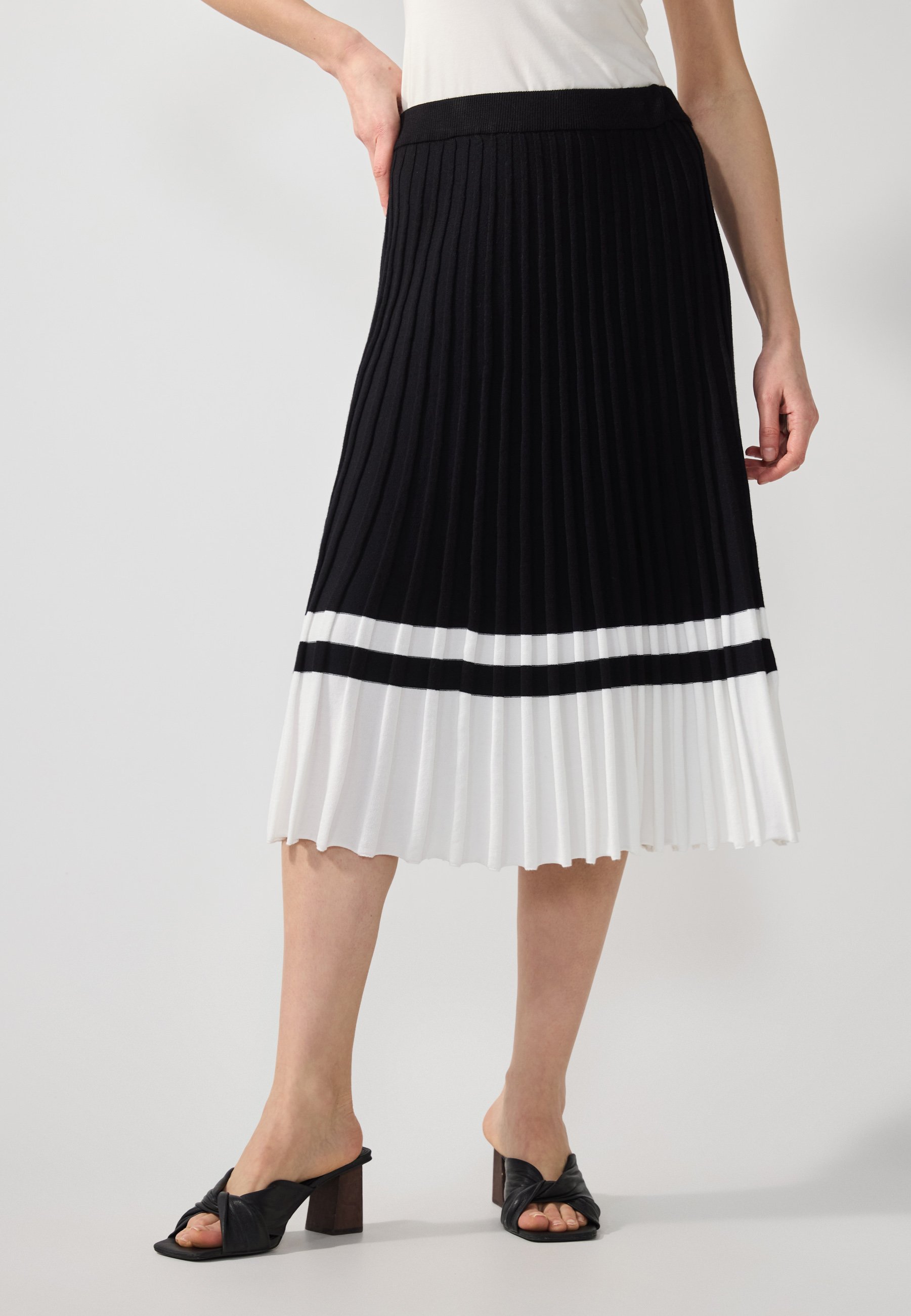 Jupe Theory Tricotée Rayée Noir Et Blanc - Taille P Ou S, Sous Le Genou, Neuve étiquetée