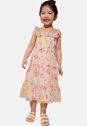 Lichtroze bloemen midi-jurk met rimpelbandjes, gelaagde rok met roze, gele en groene patronen, gecombineerd met crèmekleurige sandalen.