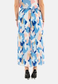 Gonna lunga plissettata con un motivo astratto blu, rosa e beige. Realizzata in tessuto leggero con una vita elastica e un design fluido.