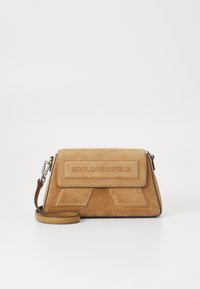 Borsa in suede marrone con una forma strutturata, dotata di pattina pieghevole, logo impresso e tracolla staccabile.